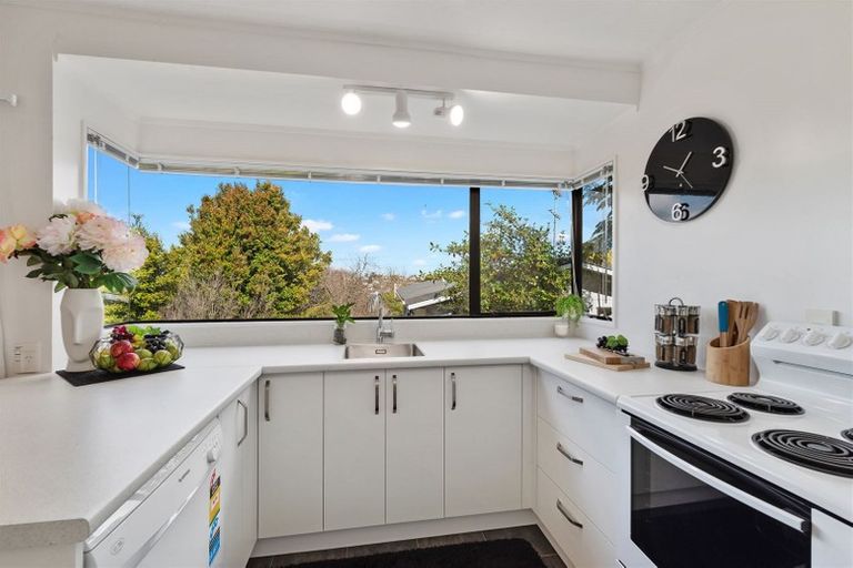 Photo of property in 2/5 Remus Place, Totara Vale, Auckland, 0629