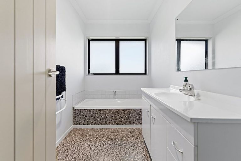 Photo of property in 14 Pukematawai Lane, Levin, 5571