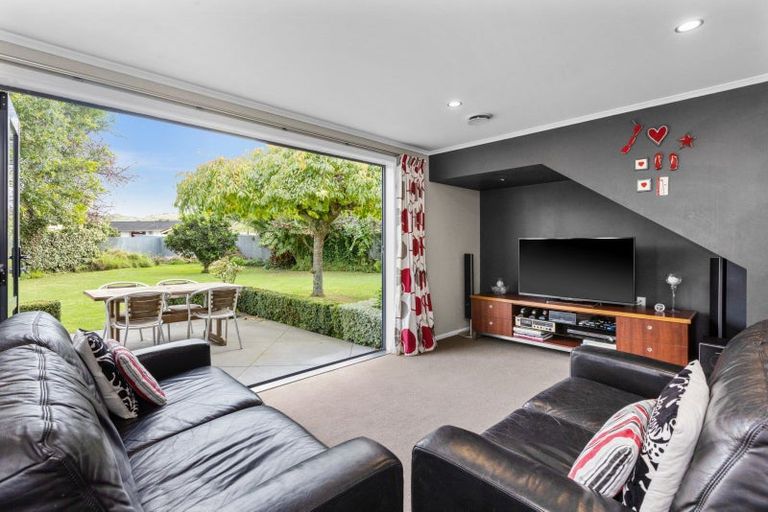 Photo of property in 9 Neeve Place, Taradale, Napier, 4112