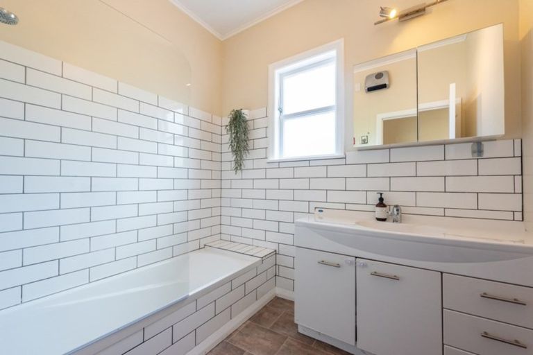 Photo of property in 87 Parkvale Road, Karori, Wellington, 6012