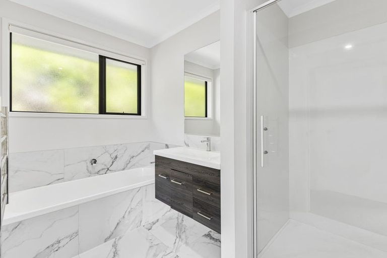 Photo of property in 4 Kriletich Drive, Kumeu, 0810