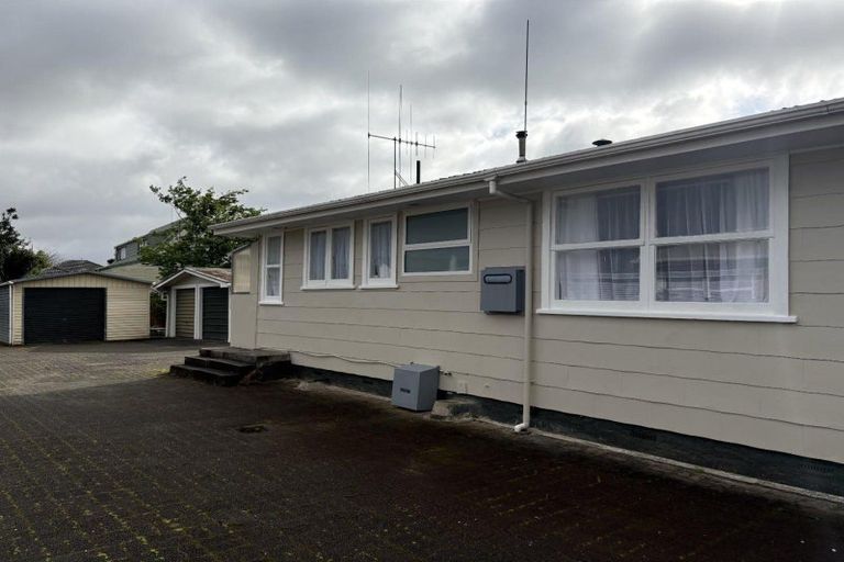 Photo of property in 8 Sandleigh Road, Hamilton Lake, Hamilton, 3204