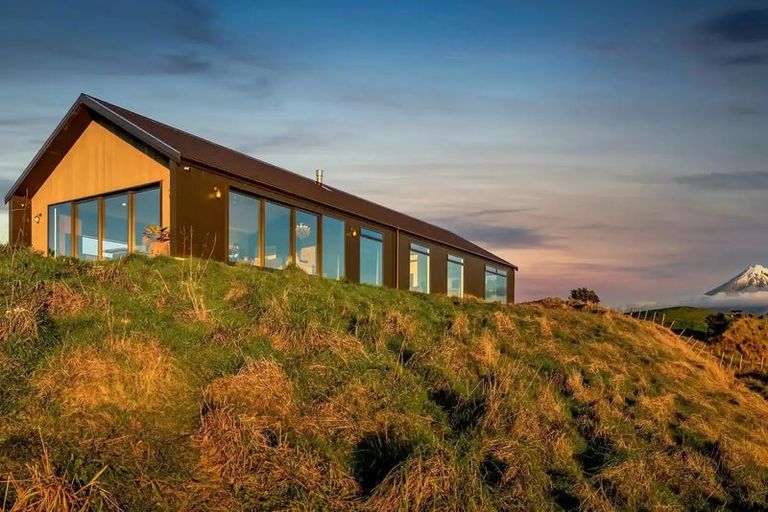 Photo of property in 7 Te Ara Karoiroa Road, Hurford, New Plymouth, 4374