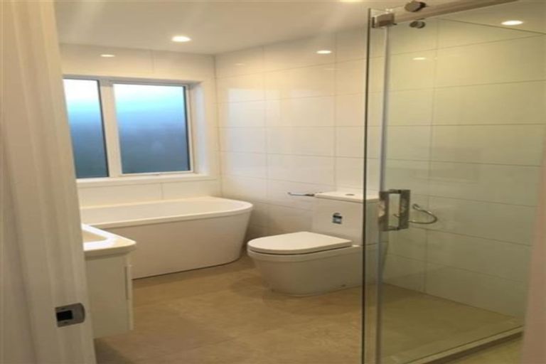 Photo of property in 3a Stitchbird Close, Murrays Bay, Auckland, 0630