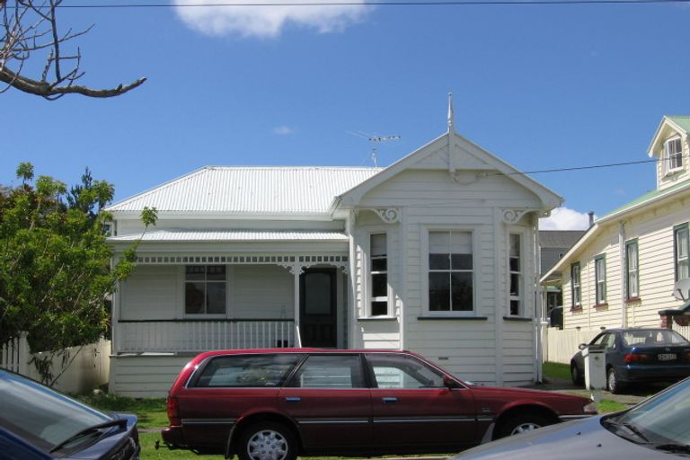 Photo of property in 16 Russell Street, Stanley Point, Auckland, 0624