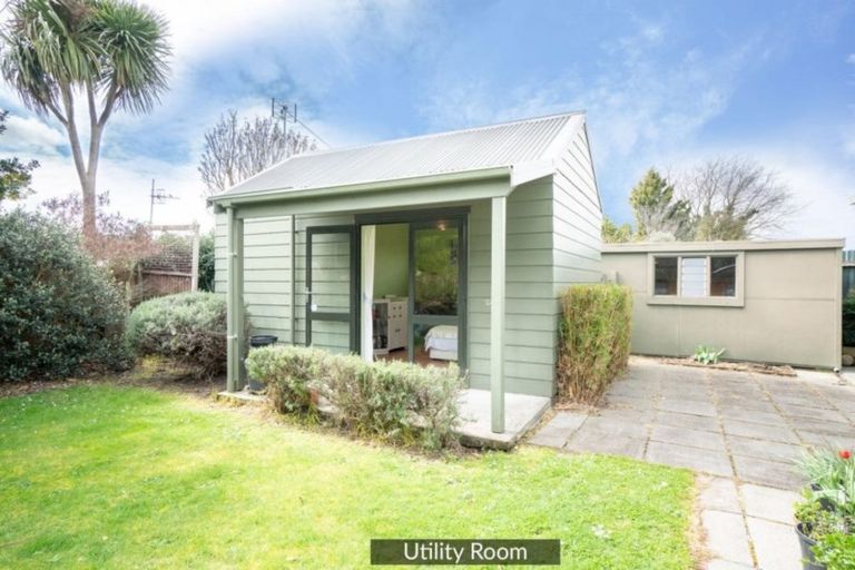 Photo of property in 17 Antrim Place, Hokowhitu, Palmerston North, 4410