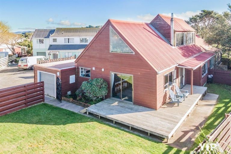 Photo of property in 27a Kingsbridge Place, Newlands, Wellington, 6037