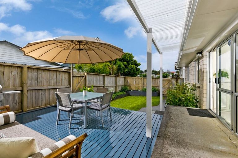 Photo of property in 1/24 Woodglen Road, Glen Eden, Auckland, 0602