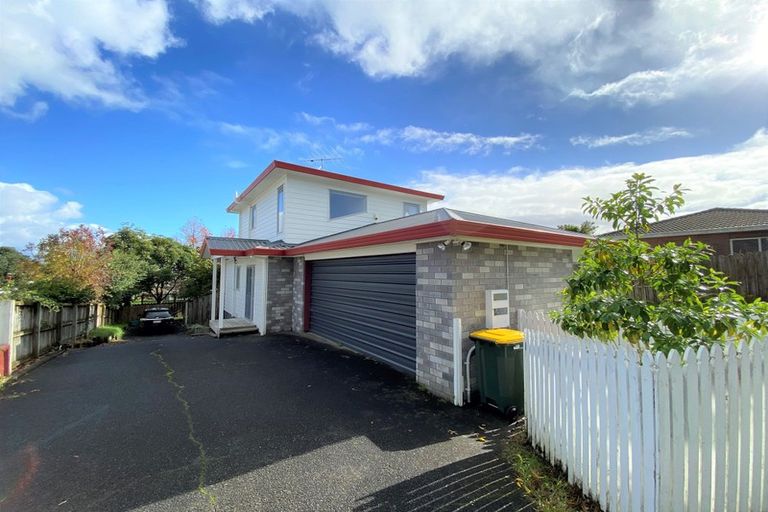 Photo of property in 1/9 Mira Place, Windsor Park, Auckland, 0632