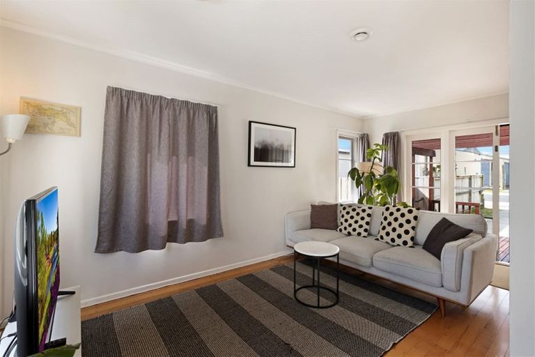 Photo of property in 2 Totara Road, Te Atatu Peninsula, Auckland, 0610