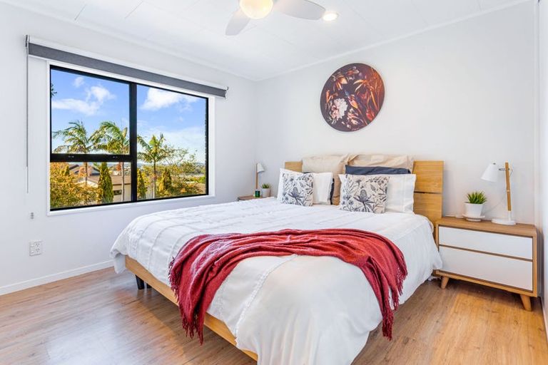 Photo of property in 10 Amery Place, West Harbour, Auckland, 0618