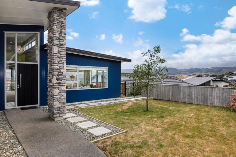 Photo of property in 20 Madeira Close, Whitby, Porirua, 5024