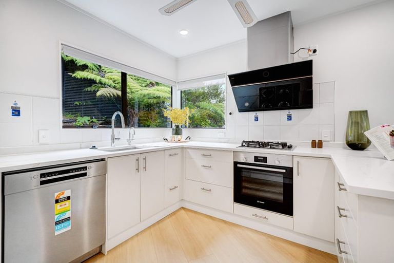 Photo of property in 8 Stitchbird Close, Murrays Bay, Auckland, 0630