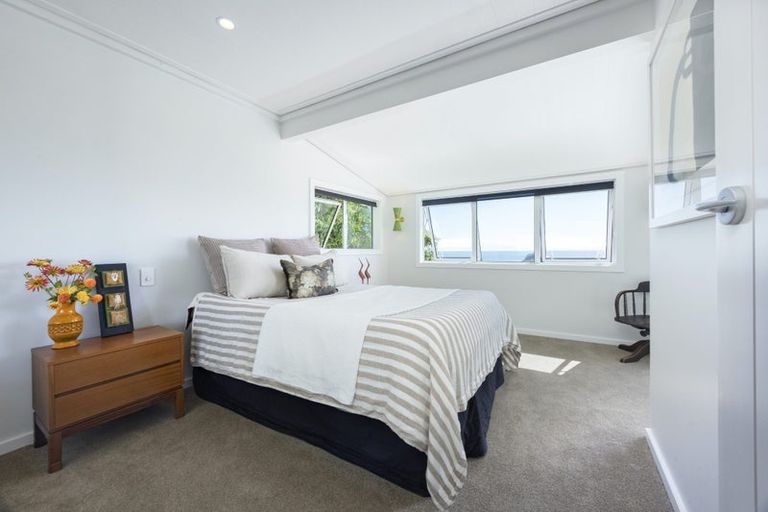 Photo of property in 15 Piha Road, Piha, New Lynn, 0772