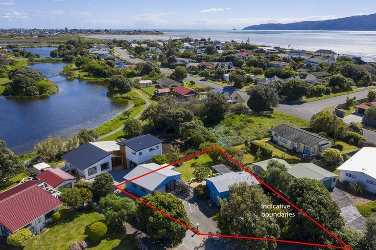 Photo of property in 4 Pio Pio Place, Waikanae Beach, Waikanae, 5036