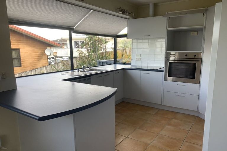 Photo of property in 3/172 Chivalry Road, Glenfield, Auckland, 0629