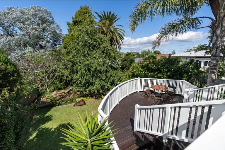 Photo of property in 52 Westmere Crescent, Westmere, Auckland, 1022