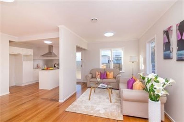 Photo of property in 2 Totara Road, Te Atatu Peninsula, Auckland, 0610