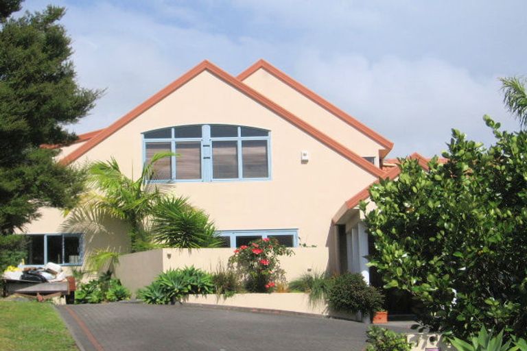 Photo of property in 1 Taroka Close, Pinehill, Auckland, 0632