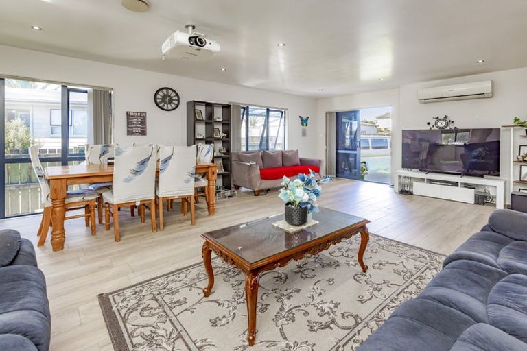 Photo of property in 1/52 Sikkim Crescent, Clover Park, Auckland, 2019