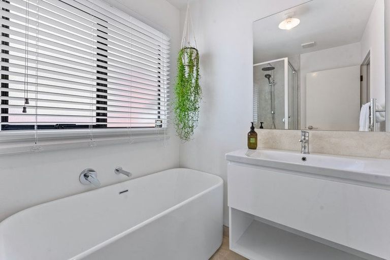 Photo of property in 2/9 Hogans Road, Glenfield, Auckland, 0629