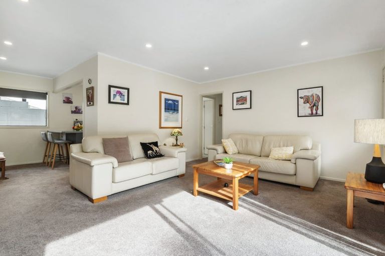 Photo of property in 2/13 Newstead Avenue, Browns Bay, Auckland, 0632