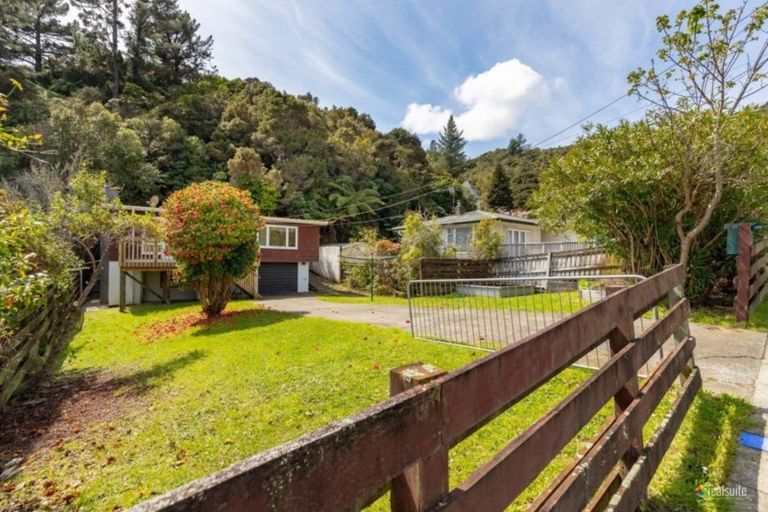 Photo of property in 15 James Grove, Stokes Valley, Lower Hutt, 5019