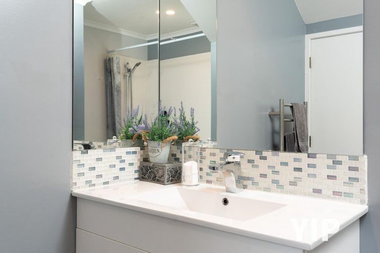 Photo of property in 5 Bennett Grove, Newlands, Wellington, 6037