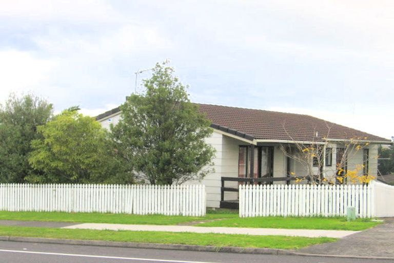 Photo of property in 5 Gosford Drive, Botany Downs, Auckland, 2010