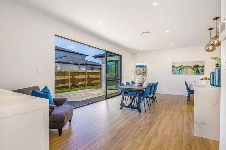Photo of property in 9 Mcindoe Road, Kumeu, 0810