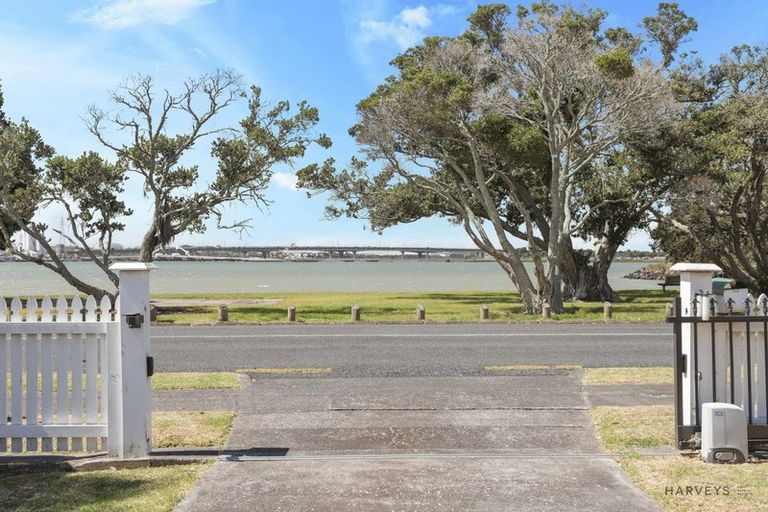 Photo of property in 2/30 Kiwi Esplanade, Mangere Bridge, Auckland, 2022