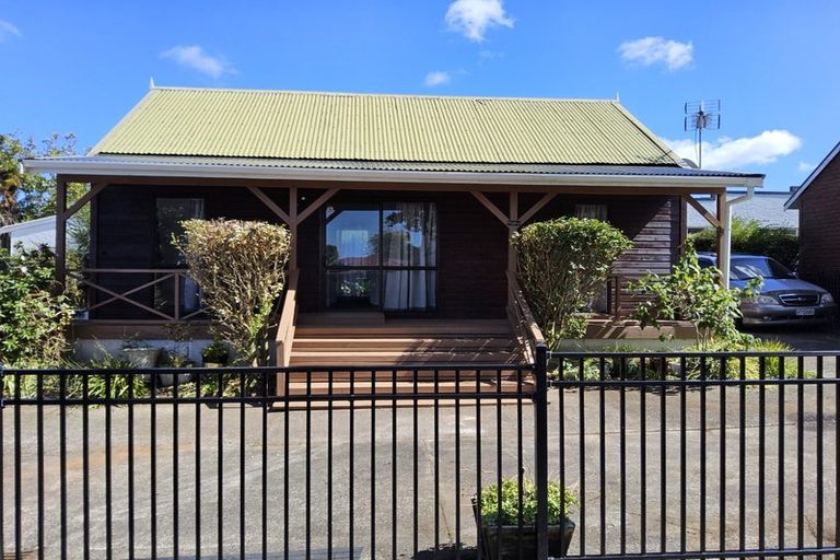 Photo of property in 3/708 Swanson Road, Swanson, Auckland, 0612