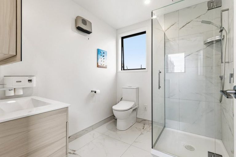 Photo of property in 2/19 Karamu Street, Te Atatu Peninsula, Auckland, 0610