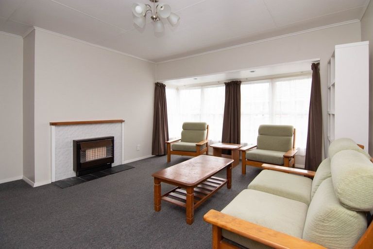 Photo of property in 18 Montrose Place, Takaro, Palmerston North, 4412