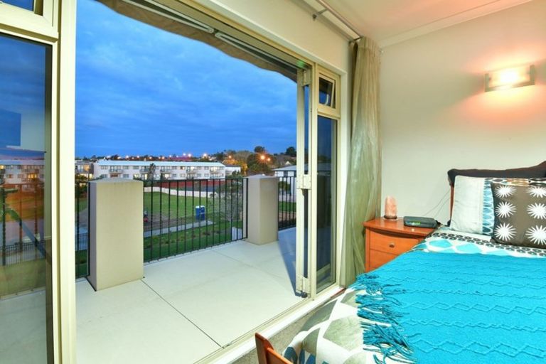 Photo of property in 2/126 Whangaparaoa Road, Red Beach, 0932