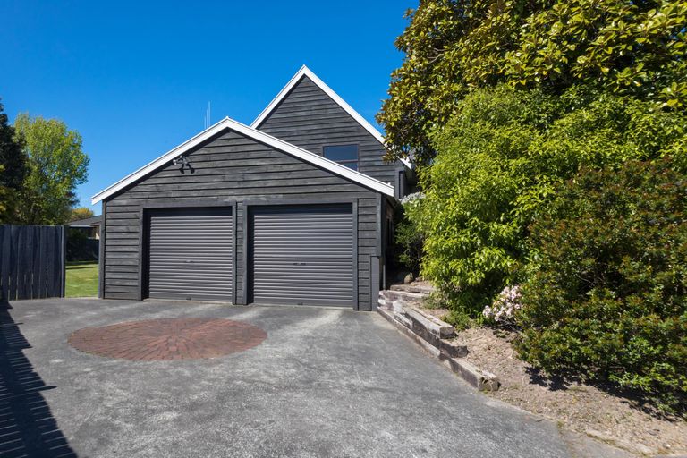 Photo of property in 11 Hillgrove Place, Fitzherbert, Palmerston North, 4410