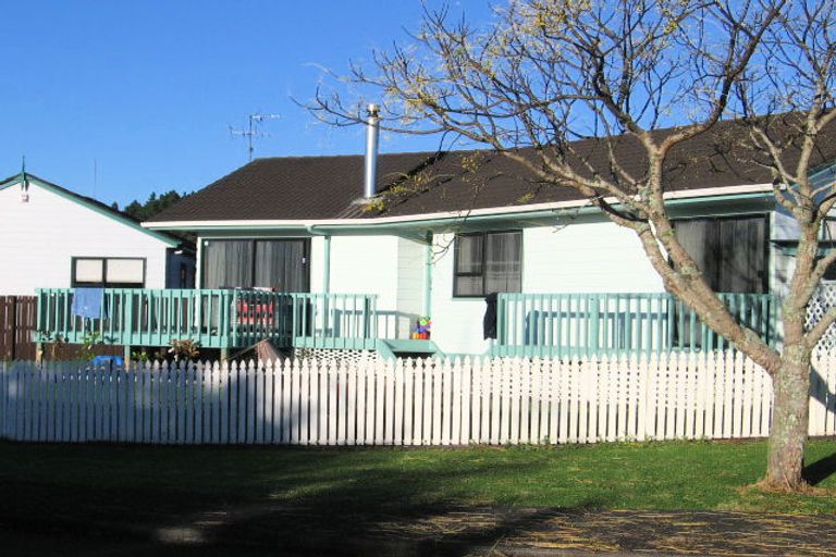 Photo of property in 15 Redlands Grove, Swanson, Auckland, 0612