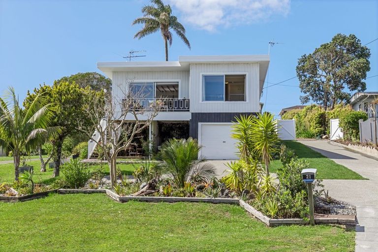 Photo of property in 21 Tindalls Bay Road, Tindalls Beach, Whangaparaoa, 0930