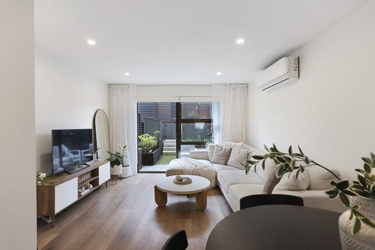 Photo of property in 22 Hoopers Road, Glen Eden, Auckland, 0602