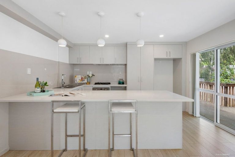 Photo of property in 17 Sunshine Boulevard, Sunnyvale, Auckland, 0612