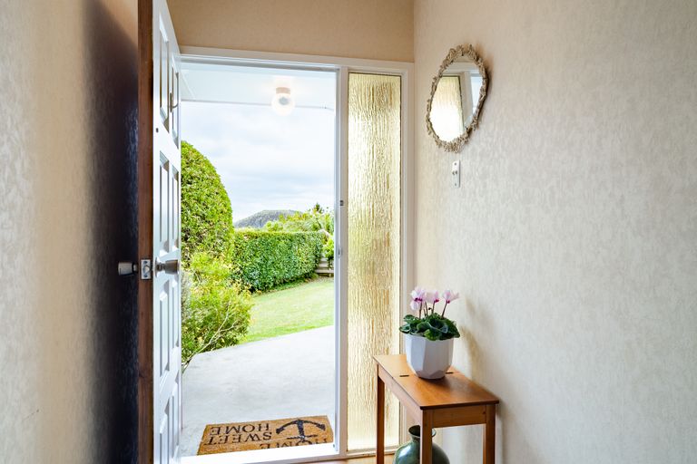 Photo of property in 17 Scanlen Terrace, Kelston, Auckland, 0602
