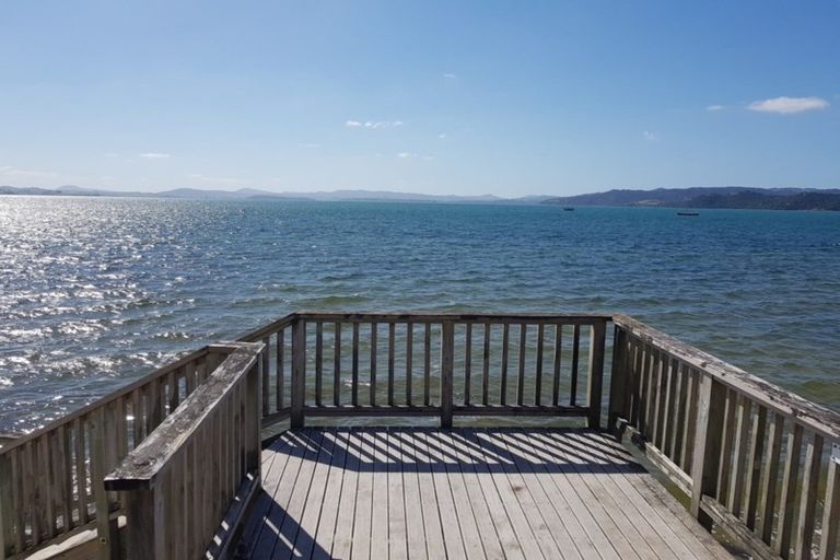 Photo of property in 19 Karoro Road, One Tree Point, 0118