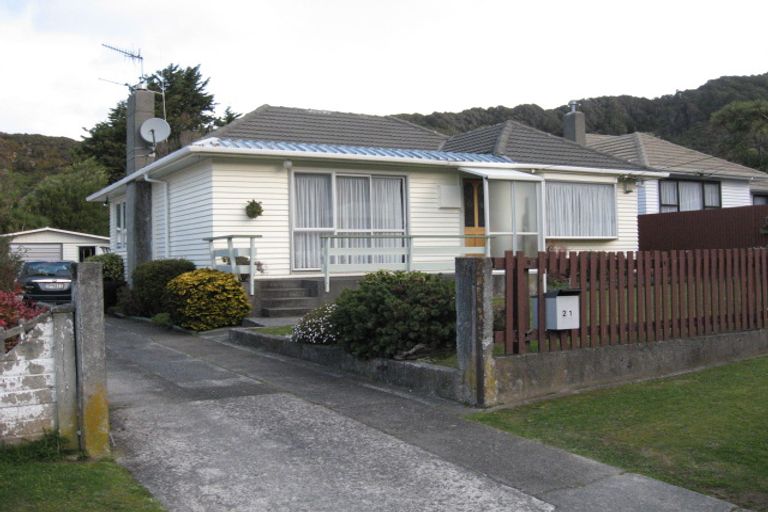 Photo of property in 21 Lees Grove, Wainuiomata, Lower Hutt, 5014