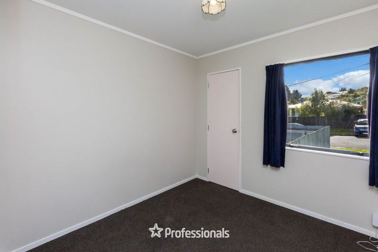 Photo of property in 1 Monarch Grove, Maoribank, Upper Hutt, 5018