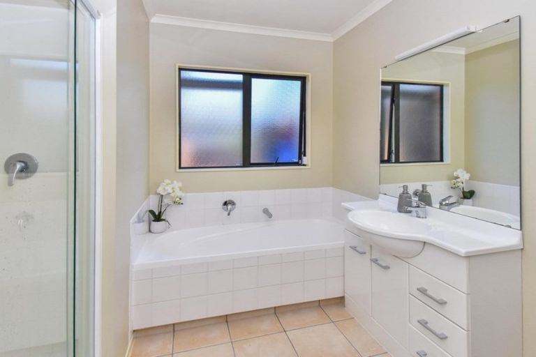 Photo of property in 17 Ashmere Lane, Weymouth, Auckland, 2103