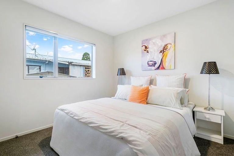 Photo of property in 2/1 Clarice Place, Takanini, 2112