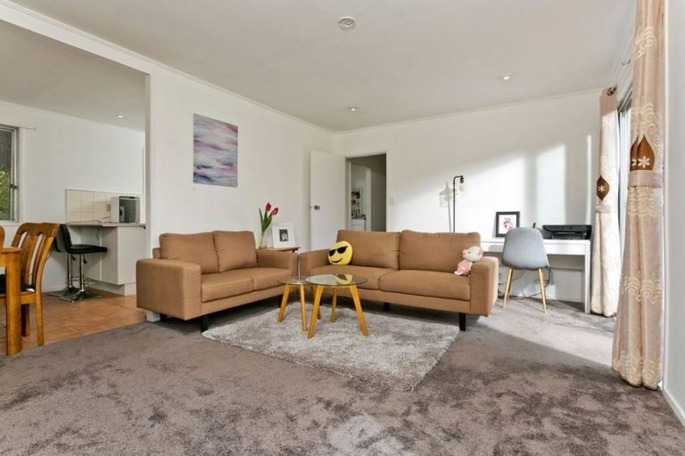 Photo of property in 2/12 Wanita Place, Totara Vale, Auckland, 0629