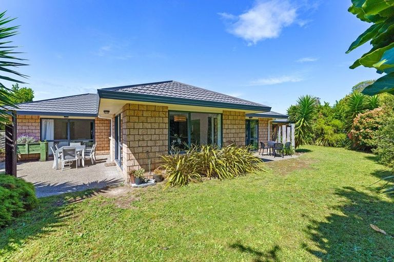 Photo of property in 22 Leanne Way, Waikanae Beach, Waikanae, 5036