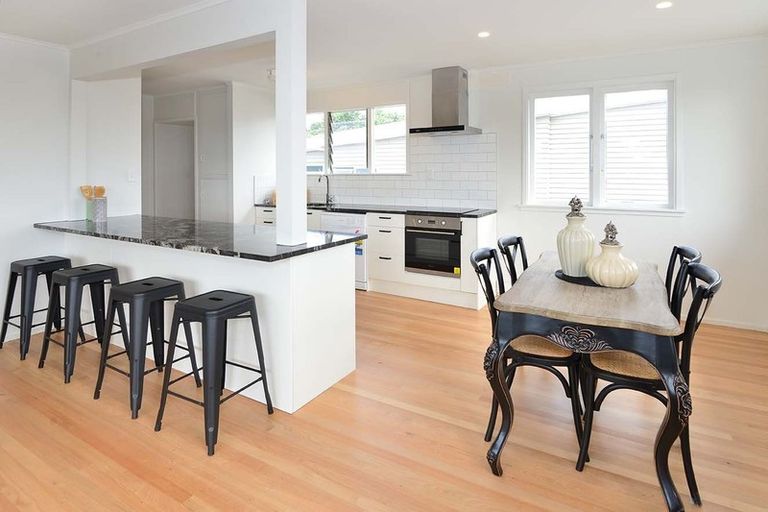 Photo of property in 1/694 East Coast Road, Pinehill, Auckland, 0632