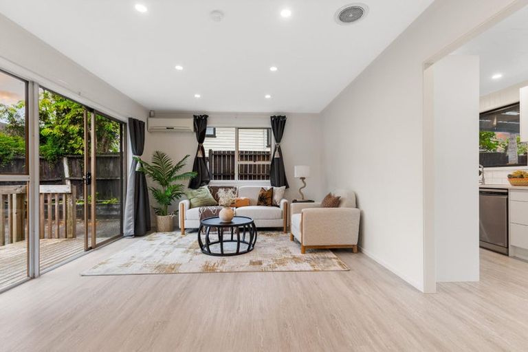 Photo of property in 15 Vina Place, Massey, Auckland, 0614